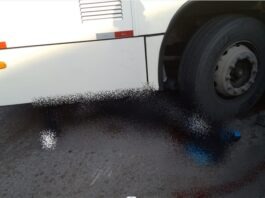 Motociclista e passageiro têm pernas esmagadas em acidente com ônibus no bairro Cidade Nova