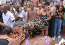 Ativistas classificam como “massacre” a ação policial que deixou mais de 60 mortos no Rio