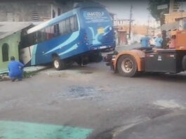 Micro-ônibus do transporte especial colide com casa e danifica fachada no bairro Alvorada, em Manaus