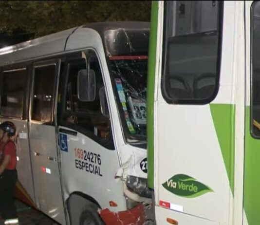 Micro-ônibus bate em coletivo e deixa nove feridos na Avenida Rodrigo Otávio em Manaus