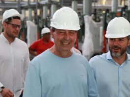 Omar Aziz visita instalações de nova fábrica que deve gerar mais de 1.200 empregos em Manaus