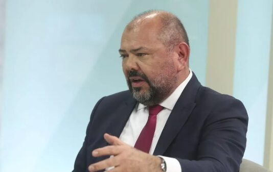 Ex-ministro de Bolsonaro é alvo da Operação sem Desconto e vai usar tornozeleira