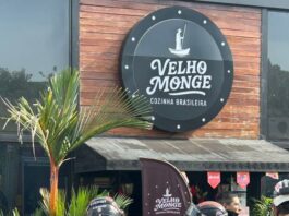 Incêndio destrói parte do Restaurante Velho Monge no Parque Dez