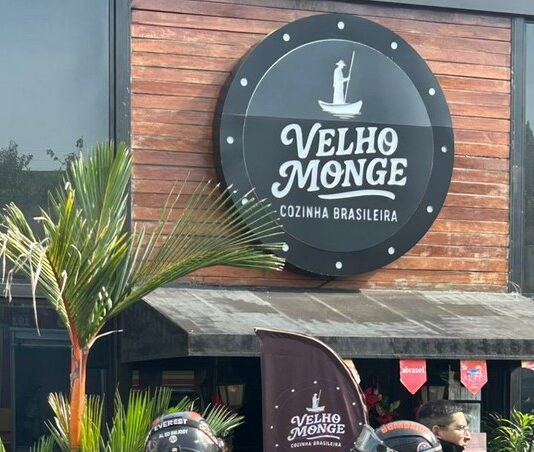 Incêndio destrói parte do Restaurante Velho Monge no Parque Dez