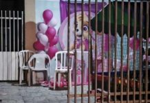 Criminosos abrem fogo em festa de 2 anos e ferem quatro pessoas; avó tenta salvar neta e é atingida