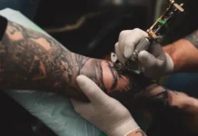 Estudo aponta que tinta de tatuagem pode interferir no sistema imunológico e reduzir resposta a vacinas