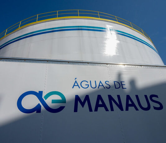 Moradores denunciam Águas de Manaus por descaso com vazamento: “Conserto só depois das festas”