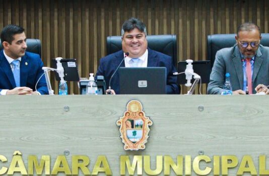 Presidente David Reis anuncia data de pagamento da segunda parcela do 13º e do abono natalino aos servidores da CMM