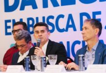 Ato político organizado por David Almeida tem três prefeitos dos 61 convidados