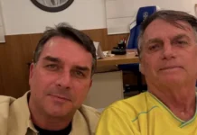 Flávio Bolsonaro recebe apoio do pai: “Fica firme, moleque, a gente vai ganhar”