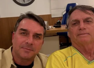 Flávio Bolsonaro recebe apoio do pai: “Fica firme, moleque, a gente vai ganhar”