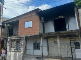 Incêndio de grandes proporções destrói residência no bairro Raiz, em Manaus; veja vídeo