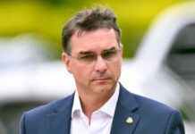 Após pesquisa desfavorável e insatisfação do Centrão, Flávio sinaliza desistir de candidatura e elogia Tarcísio