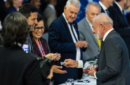 Após atraso em reunião, Lula distribui “bananinhas” como pedido de desculpas