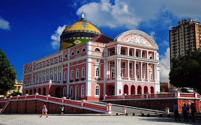vista-externa-do-teatro