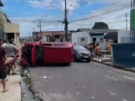 Colisão entre carro e moto deixa ferido e provoca tombamento na Zona Norte de Manaus