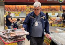 Hiper DB é flagrado com alimentos estragados e mais de 80 kg são descartados