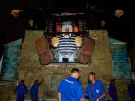 Acadêmicos de Niterói coloca “Bozo” na cadeia e ironiza prisão de Jair Bolsonaro no Carnaval