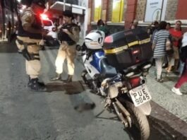 Jovem é preso após arremessar cachorro do alto de prédio; animal morreu no local