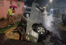 Carro é ‘engolido’ por cratera no bairro Riacho Doce, em Manaus