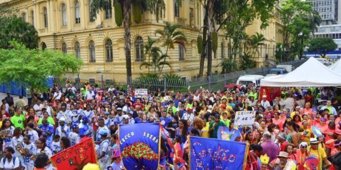 Ilú Obá De Min e Banda do Trem Elétrico dão o pontapé inicial no carnaval de rua de São Paulo