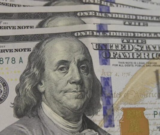 Dólar sobe para R$ 5,22 em dia de turbulência internacional e ajustes pré-carnaval
