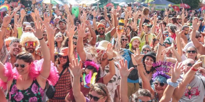 Charretinhas do Forró mantêm folia de resistência na Vila Planalto com música regional e protestos