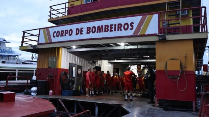 Bombeiros do AM encontram 3º corpo de vítima do naufrágio da lancha Lima de Abreu XV
