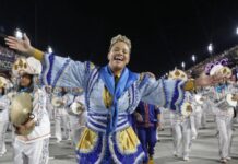 Laísa Lima faz história como a primeira mulher mestra de bateria a cruzar a Sapucaí