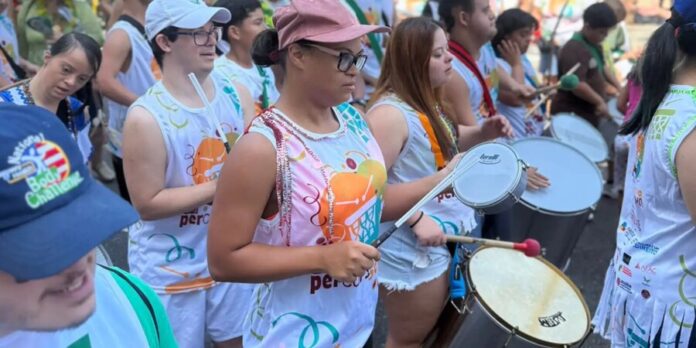 Bloco Percussomos do Amor encerra o carnaval de Niterói com foco em inclusão e protagonismo de pessoas com deficiência