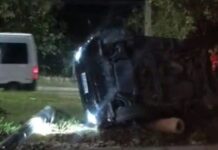 Carro capota após bater em poste na Avenida do Turismo em Manaus