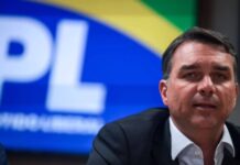 PT aciona TSE contra Flávio, Carlos e PL por associarem Lula ao PCC