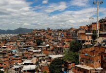 Área de favelas no Brasil triplicou em 40 anos, com alerta para regiões metropolitanas