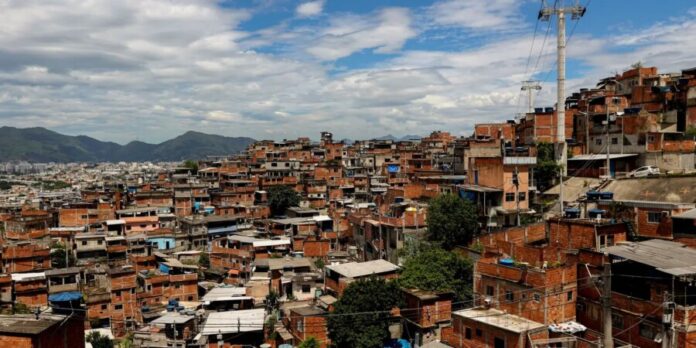 Área de favelas no Brasil triplicou em 40 anos, com alerta para regiões metropolitanas