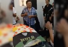 Nunes Filho canta em velório de fã em Manaus e homenagem emociona familiares