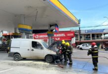 Carro pega fogo após abastecimento em posto na zona sul de Manaus Foto: Murilo Rodrigues