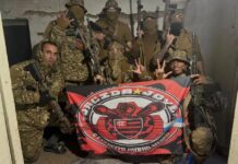 Bandeira da Torcida Jovem do Flamengo aparece com brasileiros na guerra da Ucrânia