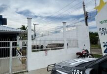 Criança de 2 anos é encontrada sozinha na rua e mãe é presa por abandono em Novo Airão