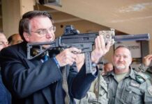 Arma registrada em nome de Bolsonaro é apreendida durante blitz no DF