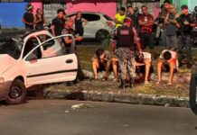 Motociclista fica ferido após carro com adolescentes capotar na Zona Norte de Manaus