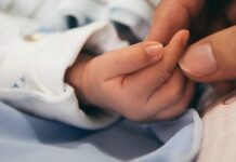 Pais são presos por matar filho recém-nascido e enterrar corpo no quintal de casa