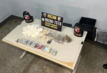 Traficantes fogem ao ver viatura e abandonam drogas e R$ 1,8 mil na Cidade de Deus