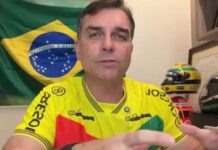 Flávio Bolsonaro afirma que o pai vai entregar faixa presidencial a ele