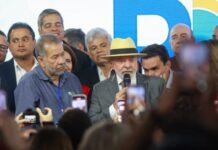 Com Lula, PDT oficializa apoio à reeleição do petista em convenção