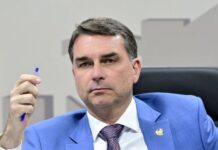Flávio Bolsonaro não consegue registrar candidatura após aparecer filiado a partido de adversário