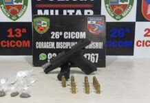Homem é preso com pistola, munições e drogas durante torneio de futebol em Manaus
