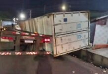 Contêiner cai de carreta e destrói comércio na zona sul de Manaus