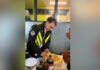 Flávio Bolsonaro se reúne com motoboys em São Paulo e distribui pizza aos trabalhadores